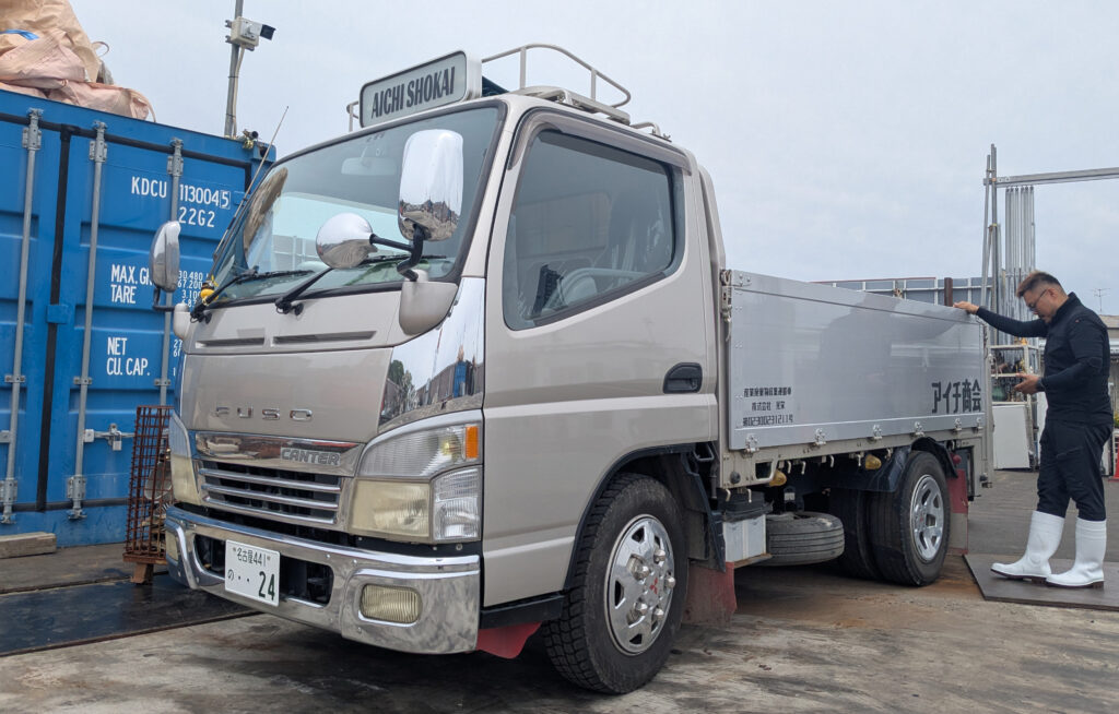 鉄引取トラック
